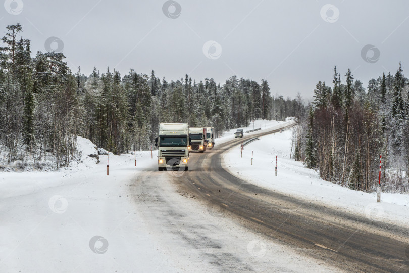 Скачать Грузовик едет по заснеженной арктической дороге. фотосток Ozero