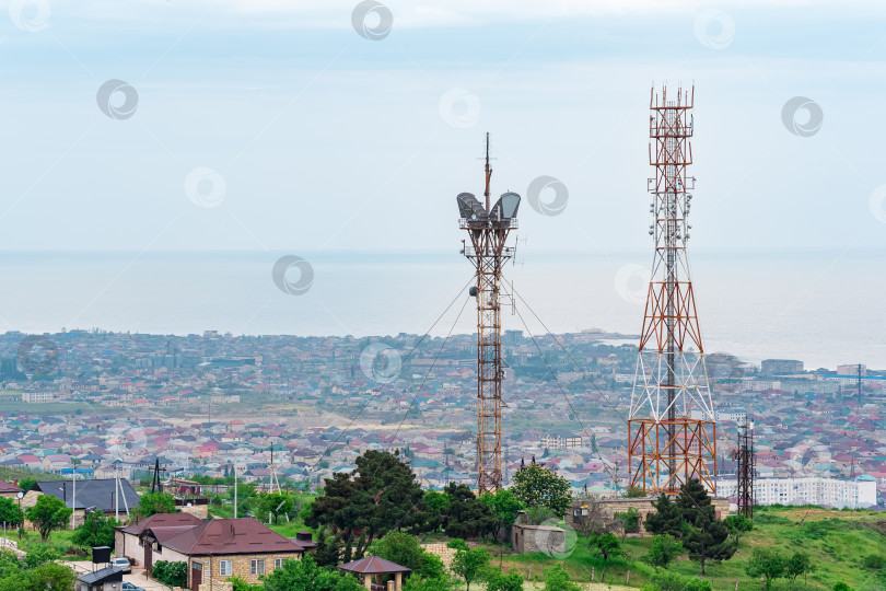 Скачать башни радиосвязи на горе над прибрежным городом фотосток Ozero