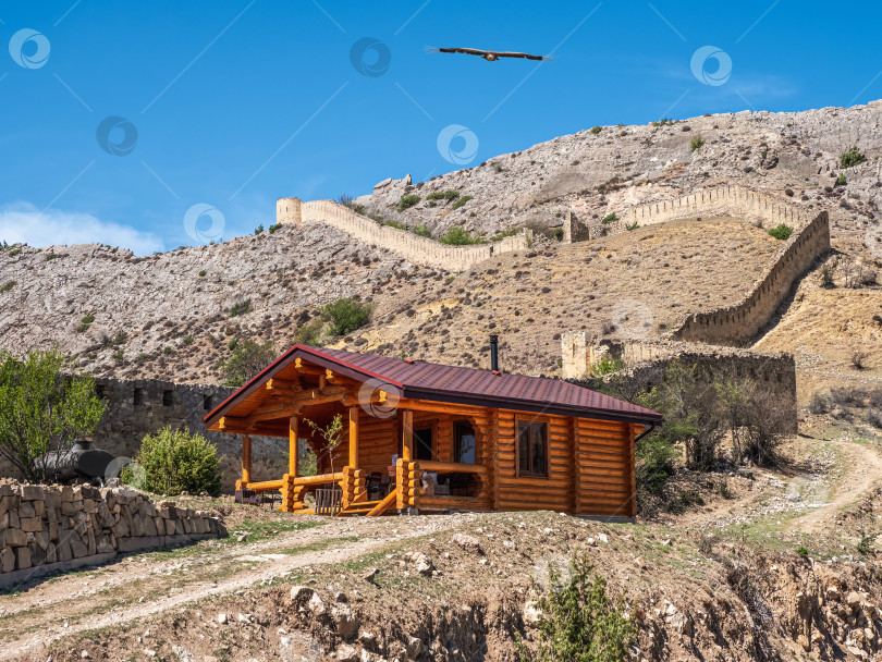 Скачать Туристический деревянный коттедж у подножия крепости Гуниб. Дагестан. фотосток Ozero