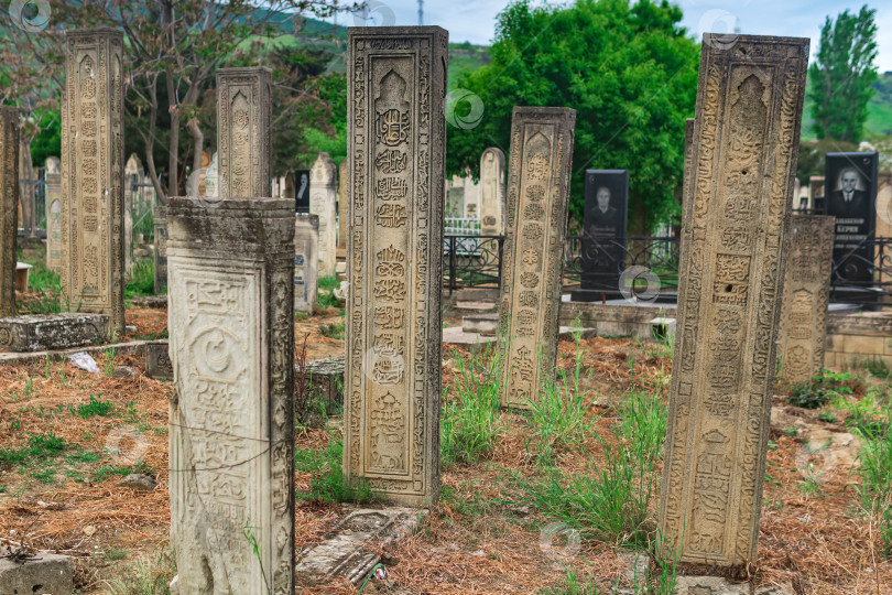Скачать надгробия на старом традиционном мусульманском кладбище Кырхляр в Дербенте, Дагестан фотосток Ozero