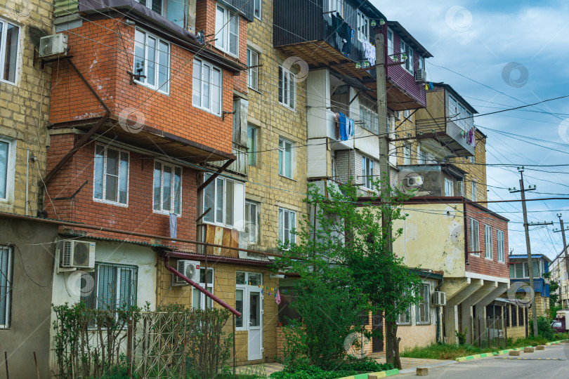 Скачать многоэтажный жилой дом с незаконными пристройками в Дербенте, Дагестан фотосток Ozero