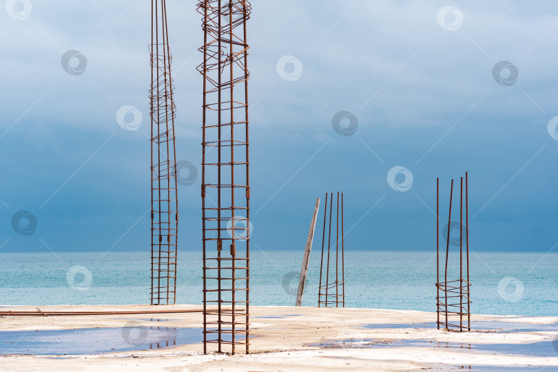 Скачать недостроенное здание с торчащей арматурой на берегу моря фотосток Ozero