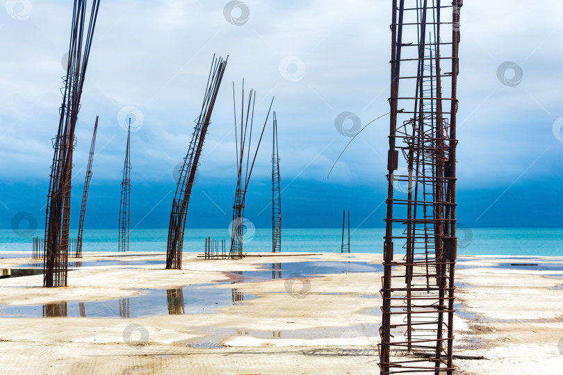 Скачать недостроенное здание с торчащей арматурой на берегу моря фотосток Ozero