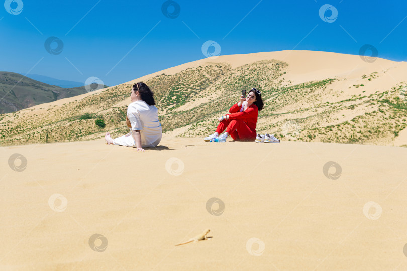 Скачать туристы на склоне песчаной дюны Сарыкум в Дагестане фотосток Ozero