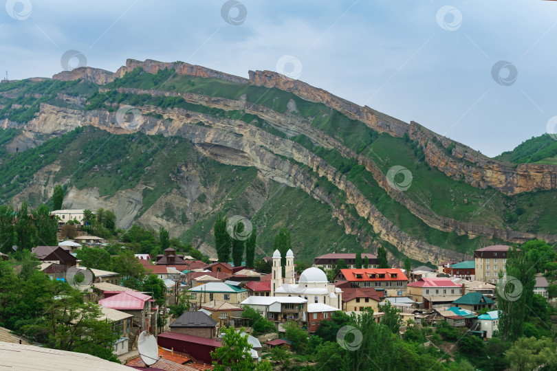 Скачать горная деревня с мечетью в долине под живописными скалами в пасмурный день, город Гуниб в Дагестане фотосток Ozero