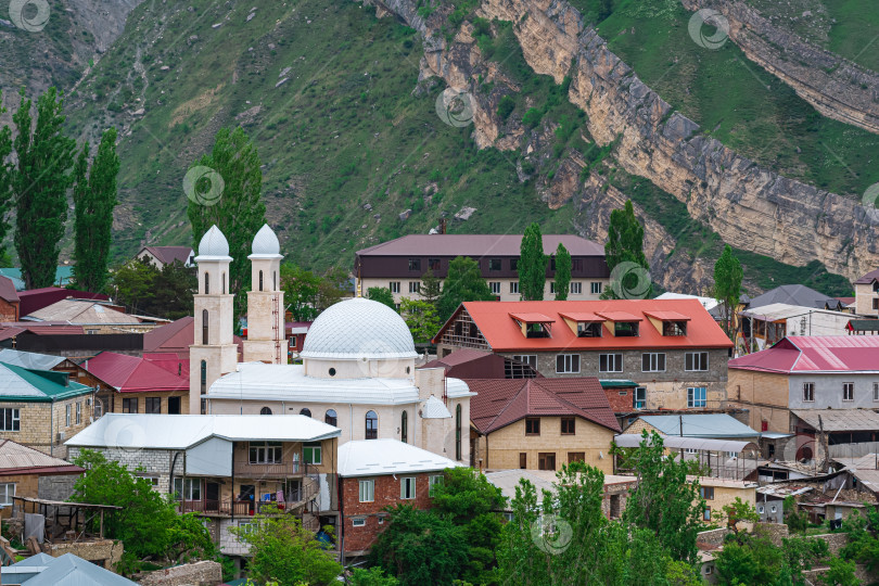 Скачать горная деревня с мечетью в долине под скальной стеной, город Гуниб в Дагестане фотосток Ozero