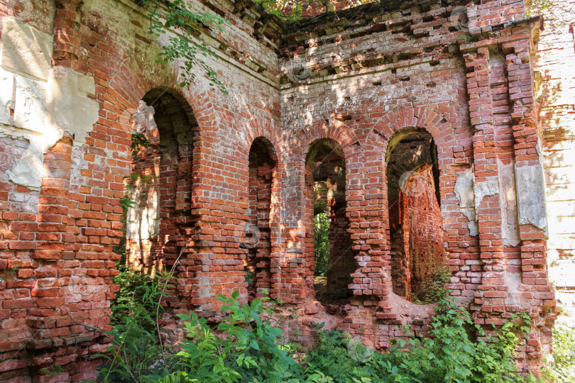 Скачать Разрушающиеся стены древнего монастыря. фотосток Ozero