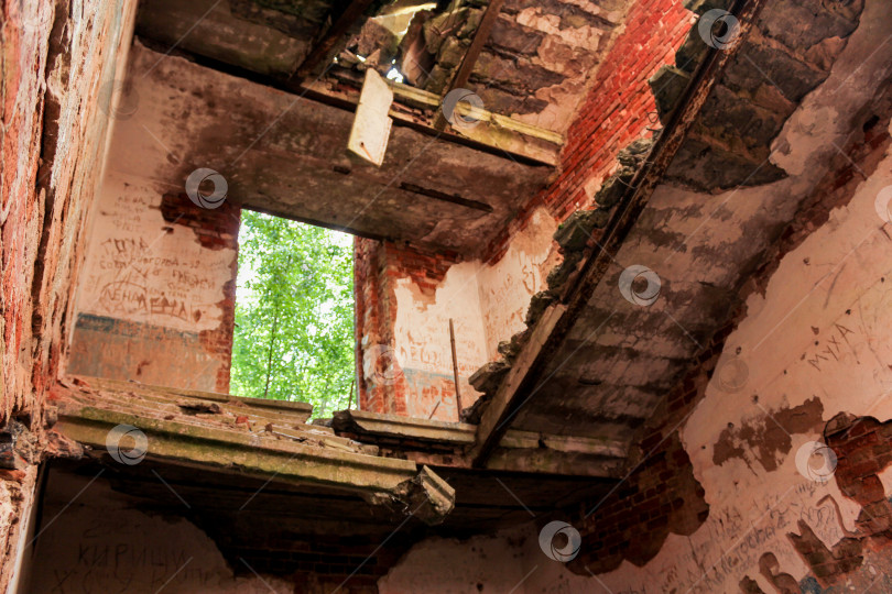 Скачать Руины старой лестницы. фотосток Ozero
