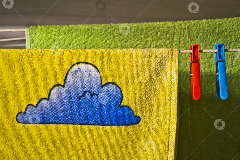 Скачать Прищепки и полотенце с облаком фотосток Ozero