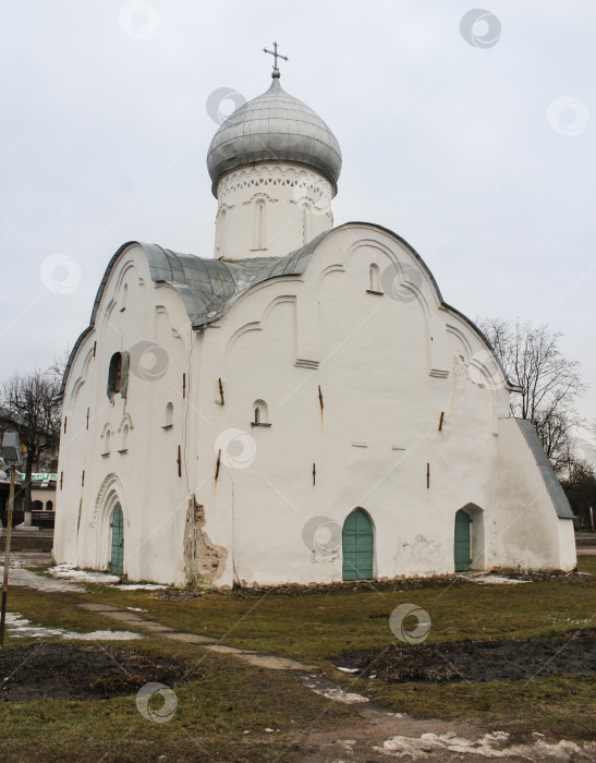 Скачать Древняя новгородская церковь. фотосток Ozero