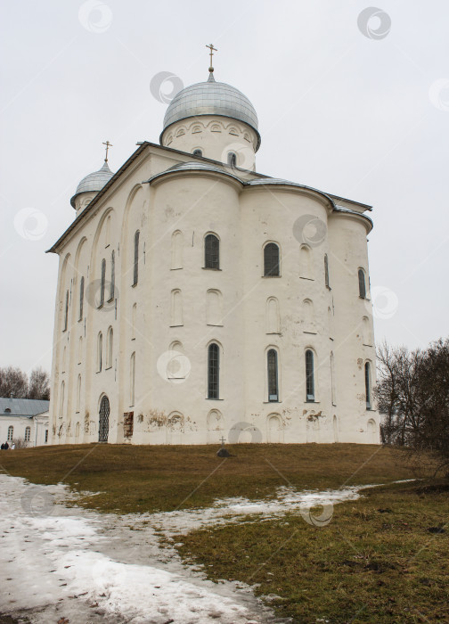 Скачать Вид на белую церковь монастыря Святого Георгия Победоносца. фотосток Ozero