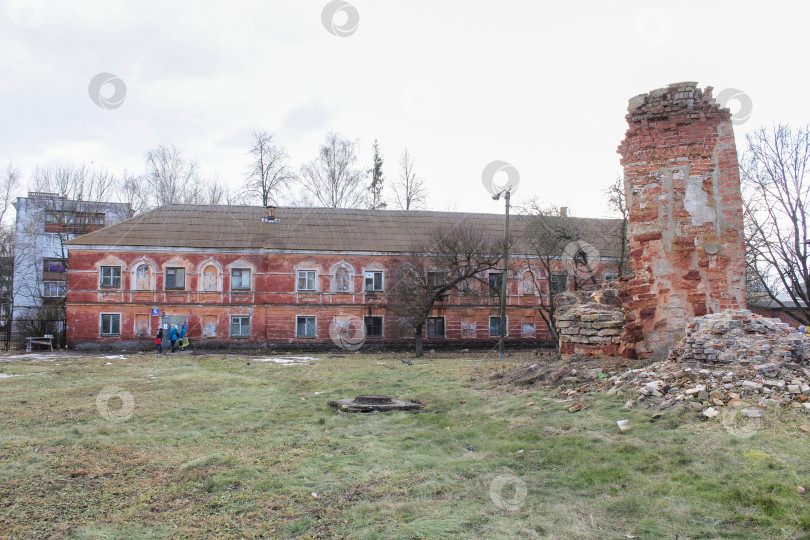 Скачать Древние руины на территории монастыря в Новгороде. фотосток Ozero