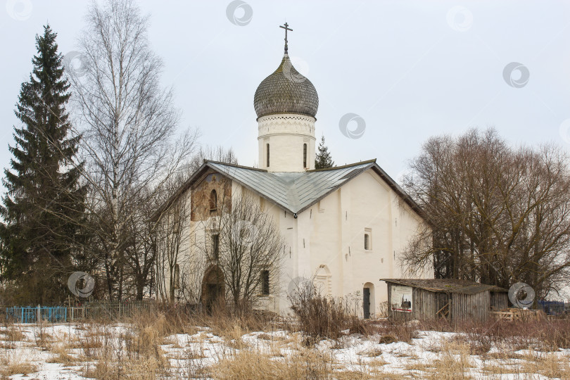 Скачать Старая церковь рядом с кладбищем. фотосток Ozero