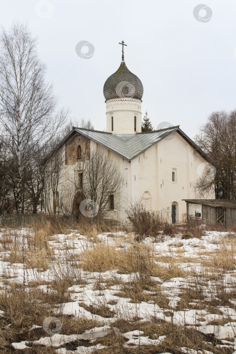 Скачать Старая одинокая церковь. фотосток Ozero