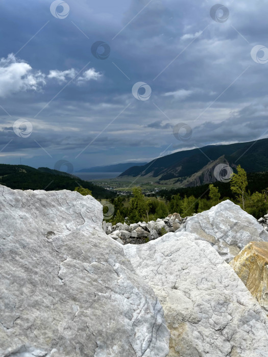 Скачать Вид на озеро Байкал с Бугульдейского мраморного карьера. Россия фотосток Ozero