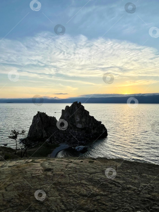 Скачать Скала Шаманка на острове Ольхон на закате, озеро Байкал, Россия фотосток Ozero