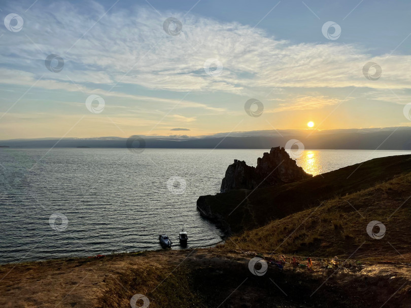 Скачать Скала Шаманка на острове Ольхон на закате, озеро Байкал, Россия фотосток Ozero