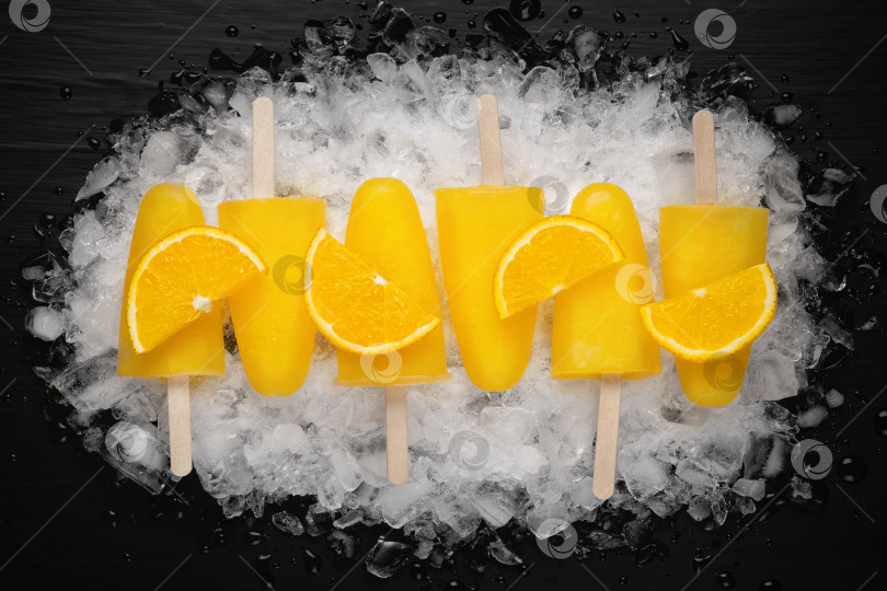 Скачать Фруктово-апельсиновое мороженое и ломтики апельсина фотосток Ozero