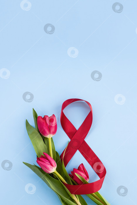 Скачать Красные тюльпаны и лента в форме цифры восемь на синем фоне. Международный женский день. Минимальная концепция для 8 марта. Вертикальный баннер или открытка. Пространство для копирования фотосток Ozero