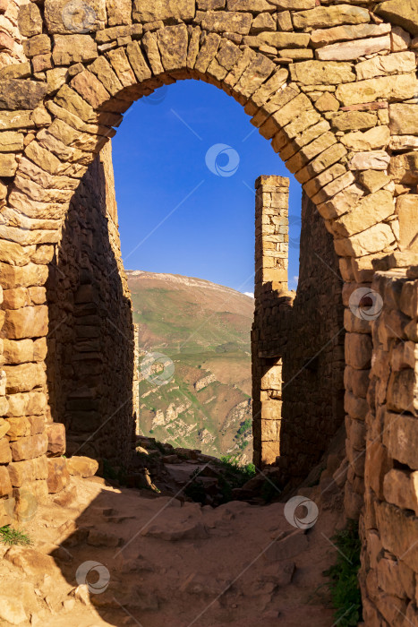Скачать красивая каменная арка в руинах заброшенной древней деревни Гамсутль, Дагестан фотосток Ozero