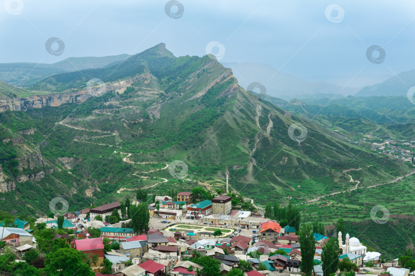 Скачать горный городок в туманной долине среди впечатляющих гор, деревня Гуниб в Дагестане фотосток Ozero
