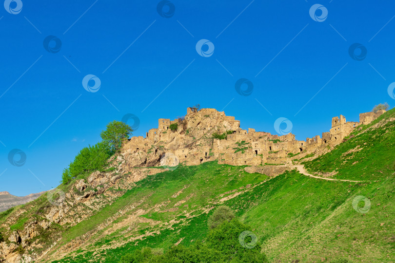 Скачать вид на заброшенную деревню Гамсутль на вершине горы фотосток Ozero