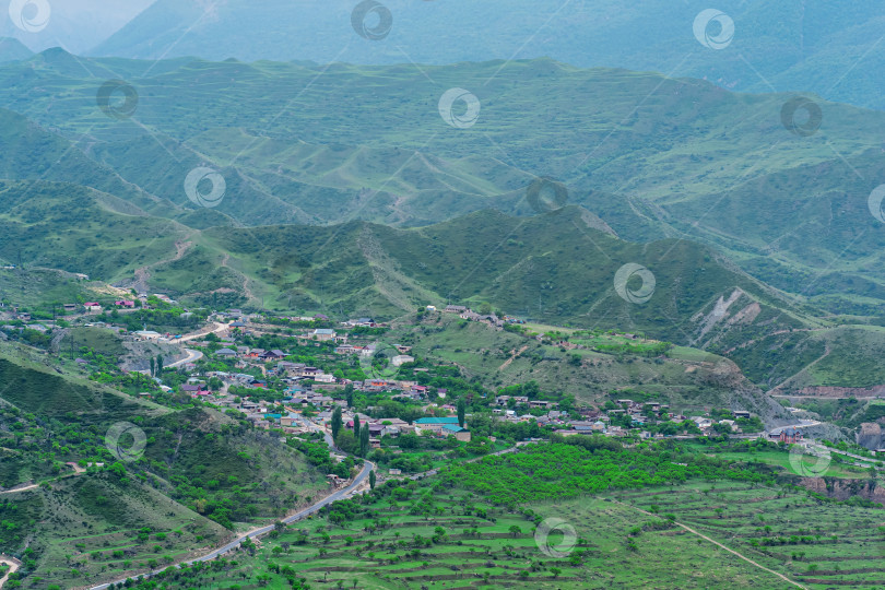 Скачать вид с высоты птичьего полета на деревню в горной долине среди садов и полей в Дагестане фотосток Ozero
