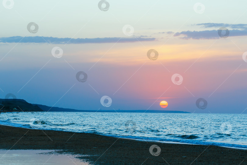Скачать Летний морской пейзаж с прекрасным закатом фотосток Ozero