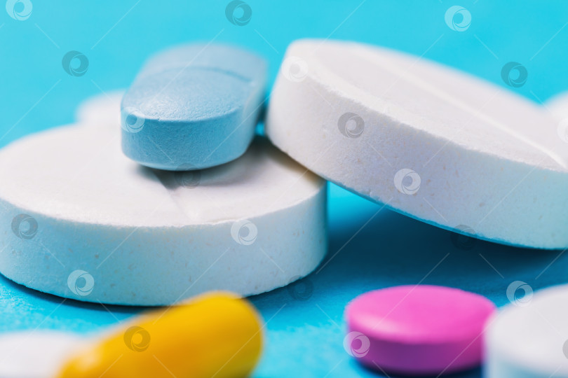 Скачать Различные таблетки на синем фоне, крупным планом фотосток Ozero