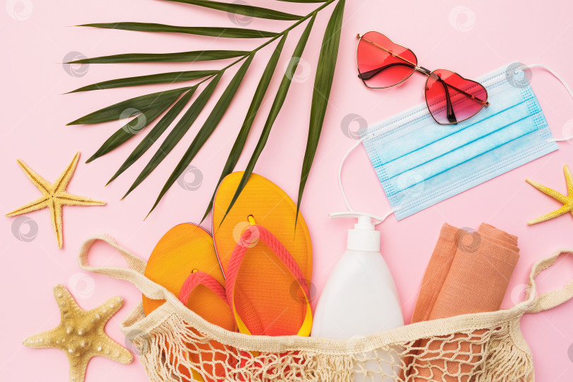 Скачать Лист Чико, солнцезащитные очки, пляжные тапочки и медицинская маска на розовом фоне фотосток Ozero