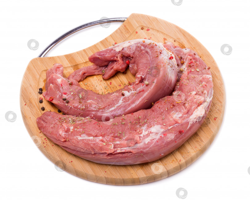 Скачать Свиная вырезка на разделочной доске с ингредиентами, выделенными на белом фоне фотосток Ozero