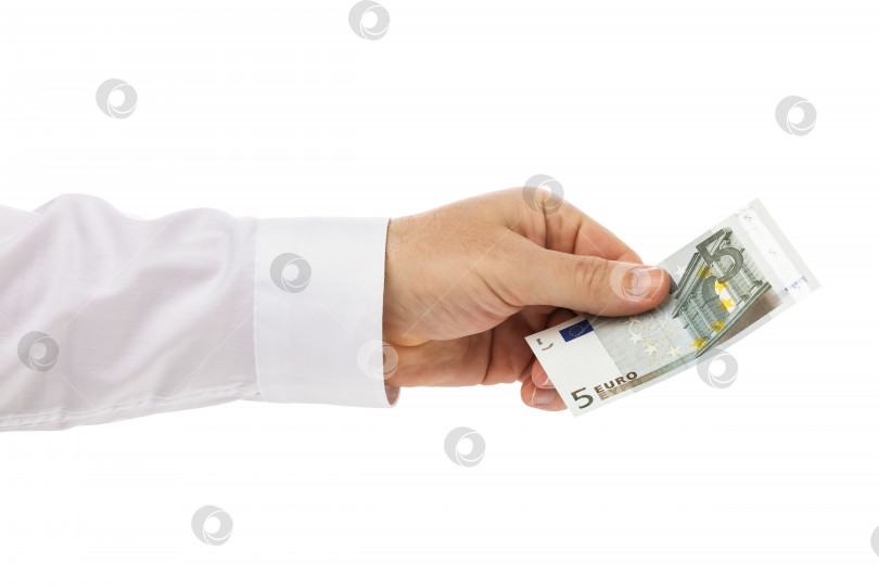 Скачать Рука раздает 5 евро, выделенных на белом фоне фотосток Ozero