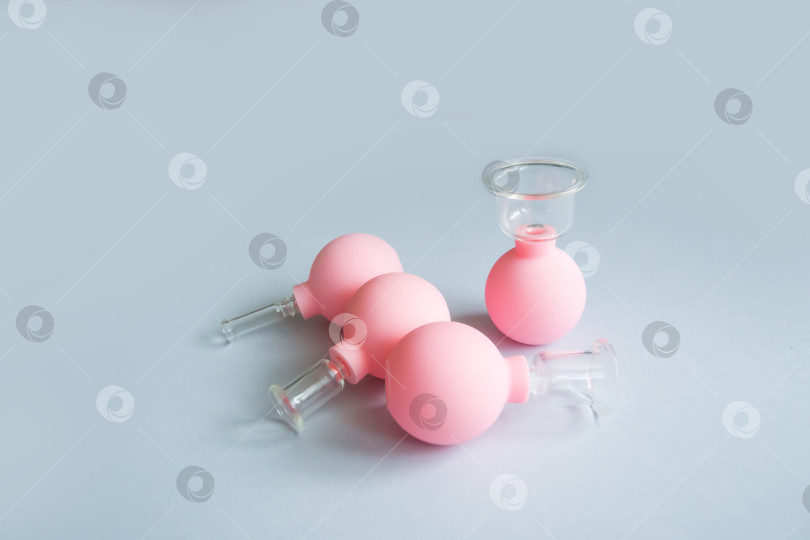 Скачать Розовые вакуумные баночки для фитнеса лица и массажа против морщин фотосток Ozero