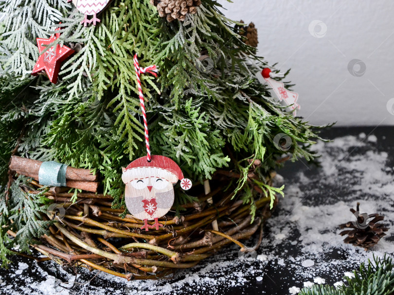 Скачать Рождественская елка, новогодние украшения и флористика. фотосток Ozero