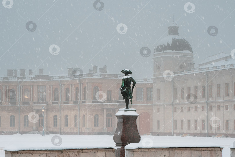 Скачать Зимний туманный вид на Большой Гатчинский дворец и памятник Павлу 1 сзади. фотосток Ozero