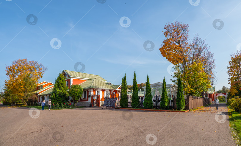 Скачать Панорамный вид на ресторан в парке Царицыно, Москва. фотосток Ozero