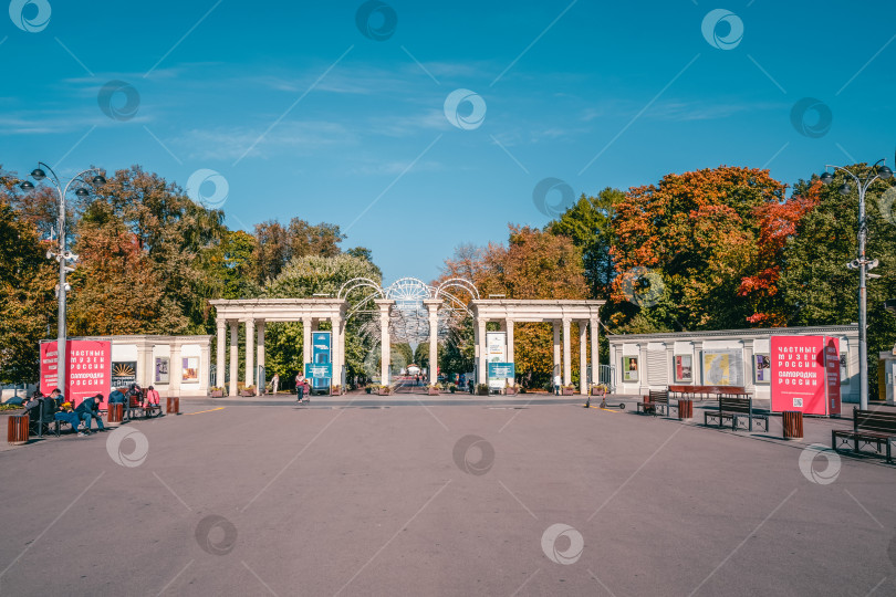 Скачать Парк Сокольники в Москве. Площадь перед входом в парк осенью. фотосток Ozero