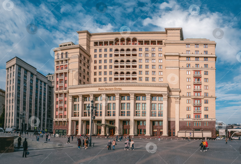 Скачать Площадь с гуляющими людьми перед отелем Four Seasons в Москве. фотосток Ozero