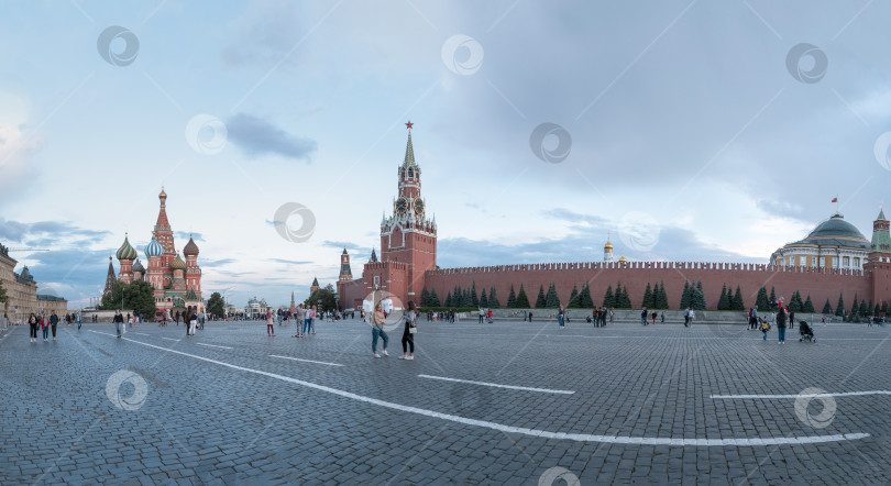 Скачать Москва - 31 июля 2020 года: Панорамный вид на Красную площадь с гуляющими людьми вечером фотосток Ozero
