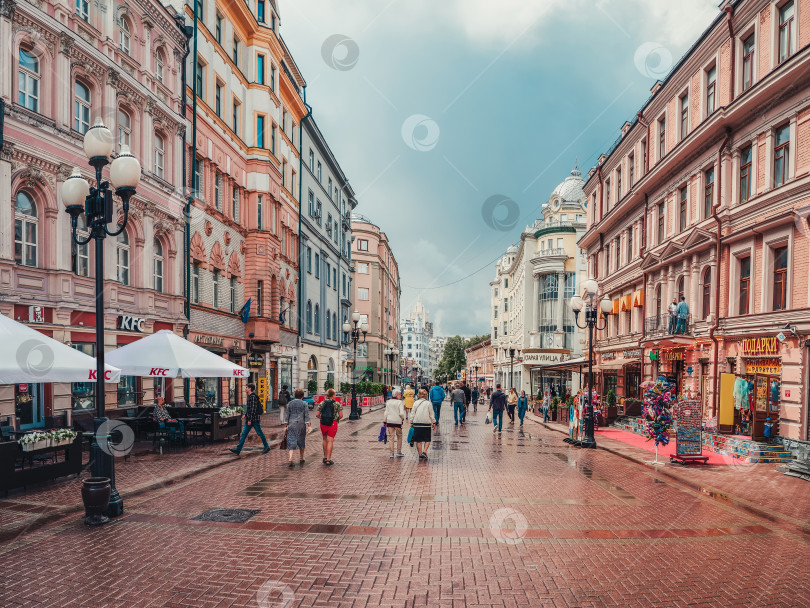 Скачать Москва - 31 июля 2020 года: улица Арбат с гуляющими туристами в солнечный летний день после дождя фотосток Ozero