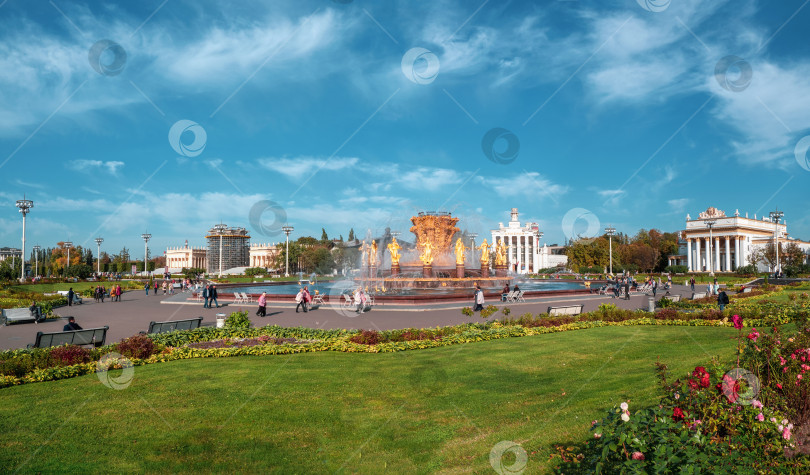 Скачать Панорама Москвы, вид на "Фонтан дружбы народов" в выставочном центре ВДНХ в Москве. фотосток Ozero