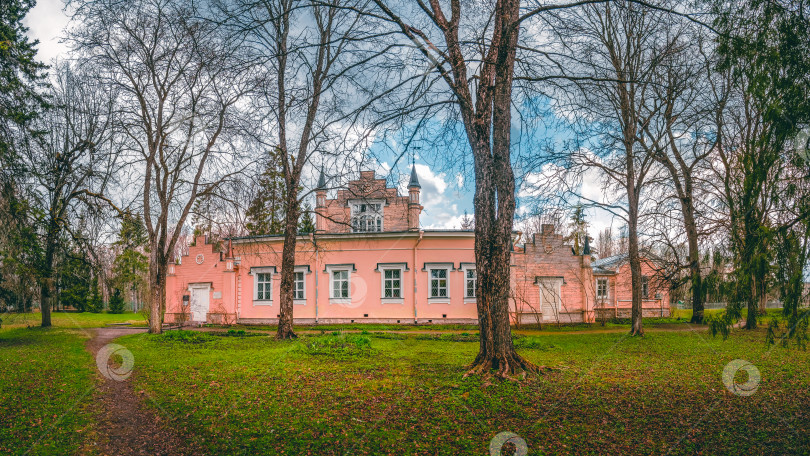 Скачать Панорама родового поместья Н.К. Рерихов. Фотография музея-усадьбы Н.К. Рериха. Извара. Ленинградская область, Россия. фотосток Ozero