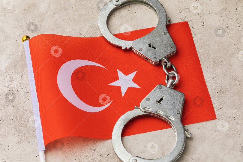 Скачать Турецкий флаг и наручники на абстрактном фоне, концепция преступности в турецком обществе фотосток Ozero