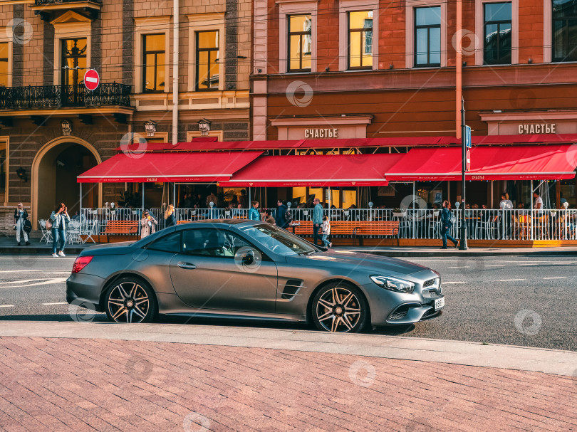 Скачать Серебристый автомобиль Mercedes AMG E63 S 4MATIC припаркован на улице в Санкт-Петербурге. фотосток Ozero