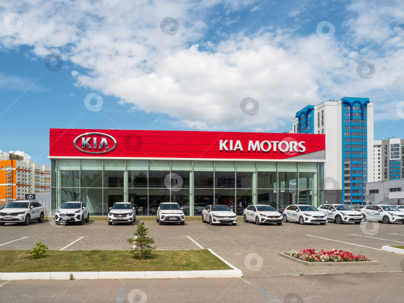 Скачать Продажа и прокат автомобилей. Автосалон Kia Motors в новом районе. фотосток Ozero