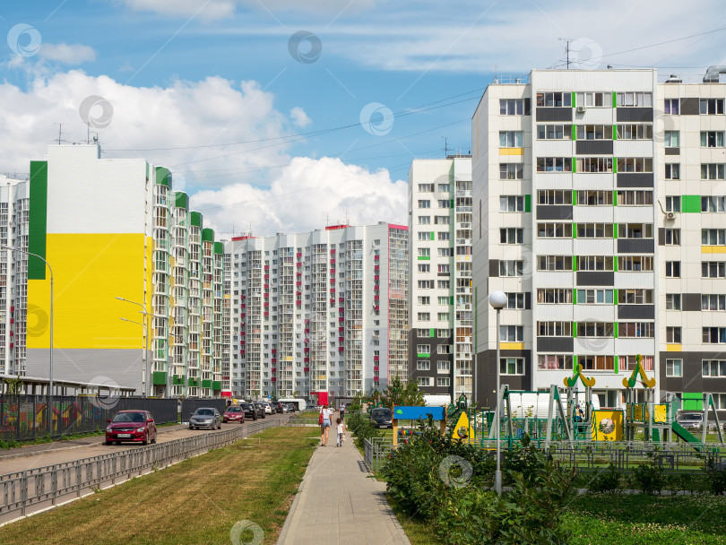 Скачать Современное строительство, новый район. Современные красивые новостройки. Цветная стена на фоне голубого неба. фотосток Ozero