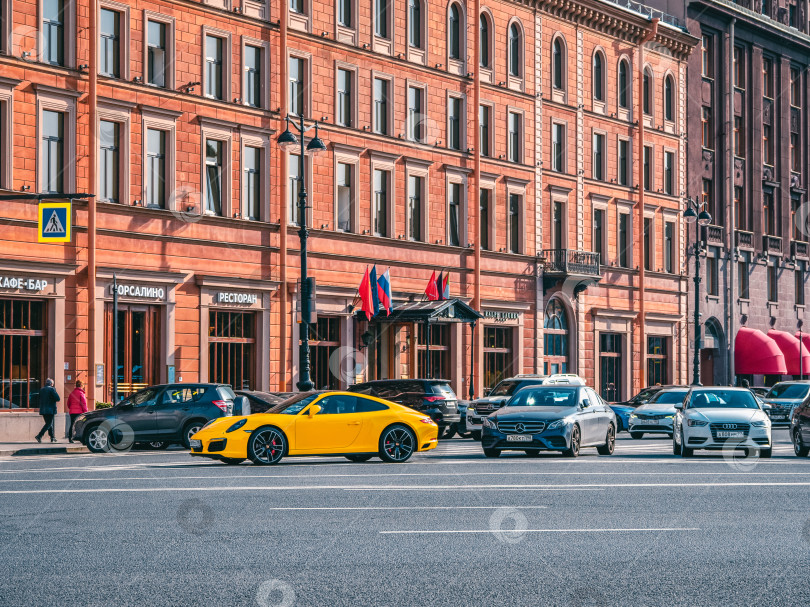 Скачать Желтый Porsche 911 припаркован на открытом воздухе в Санкт-Петербурге. фотосток Ozero