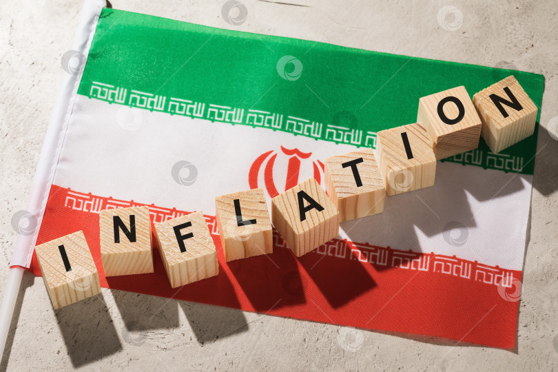 Скачать Флаг Ирана и деревянные кубики с текстом, концепция на тему инфляции в стране фотосток Ozero