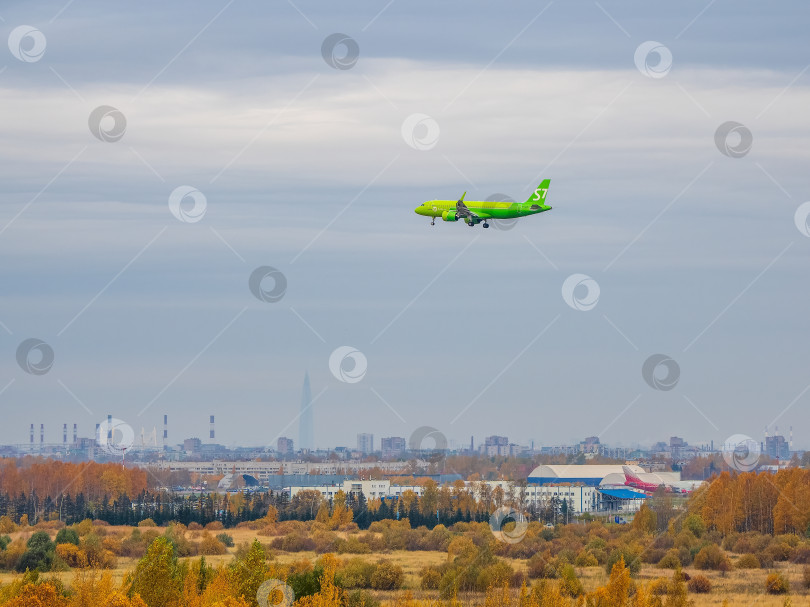 Скачать Самолет заходит на посадку в облачном небе. фотосток Ozero