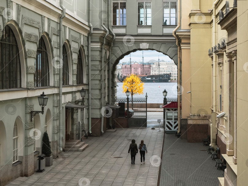 Скачать Внутренний двор Эрмитажа. Осенний вид. Санкт-Петербург. фотосток Ozero